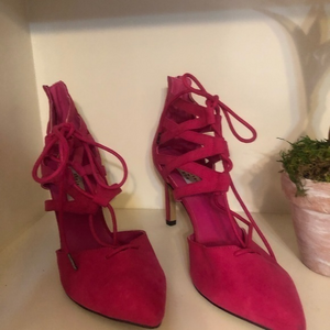 Chelsea & Zoe High heeled fuchsia colored tie front zip back size 9